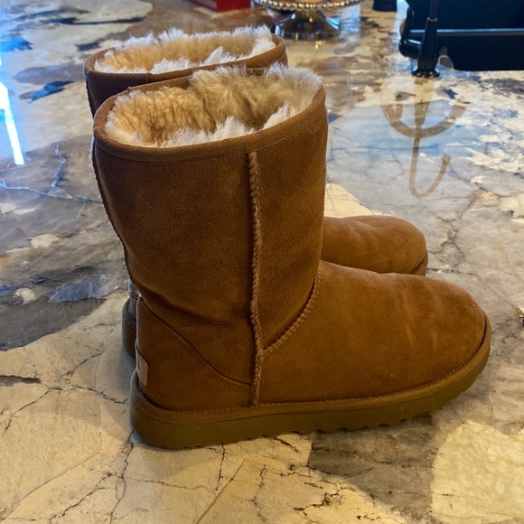Ugg Classic Short sz 8 - Picture 1 of 6